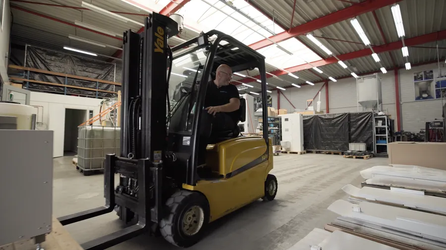 Heftruck die filtersystemen verplaatst in de werkplaats van Zereau