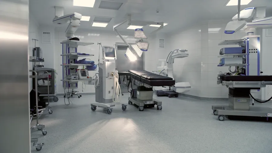 Salle d’opération avec scialytiques et équipements